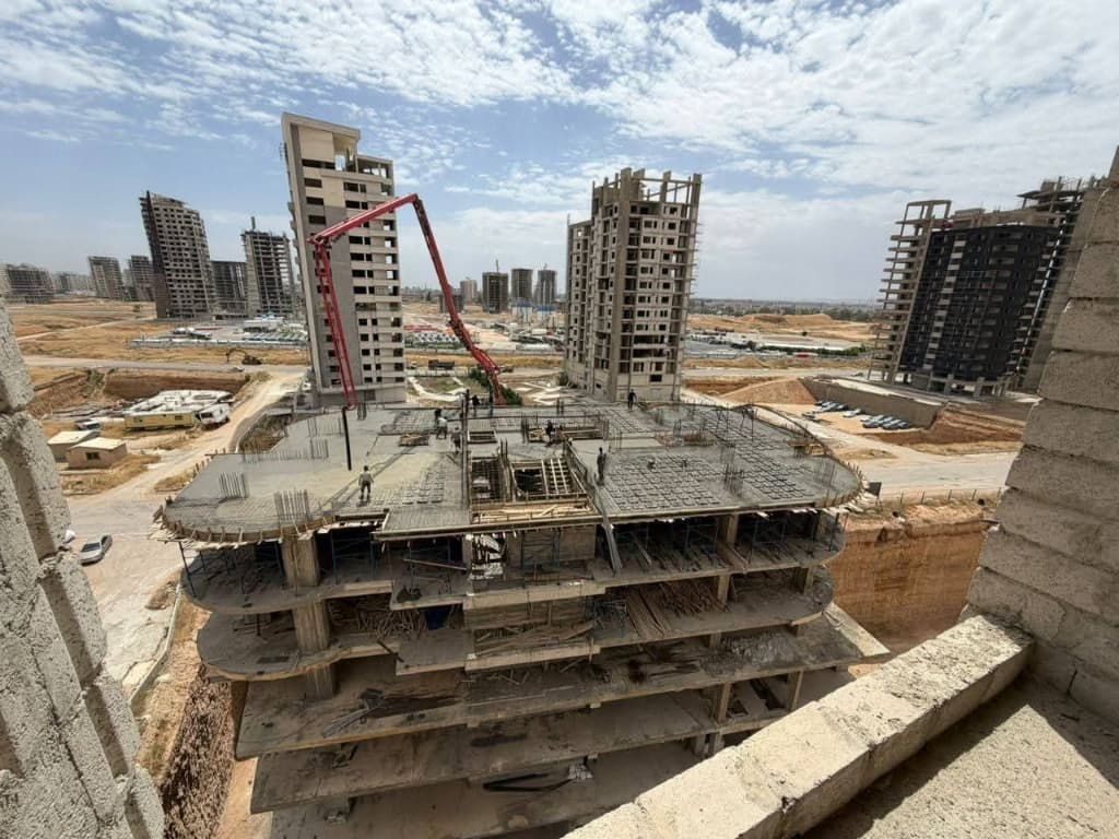 الموقع العام — إشراف ميداني على التنفيذ الإنشائي وصب البلاطات الخرسانية